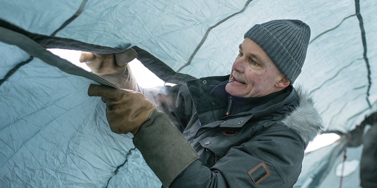 Bertrand Piccard bereitet seinen Heissluftballon vor, ehe er ihn aufbläst.