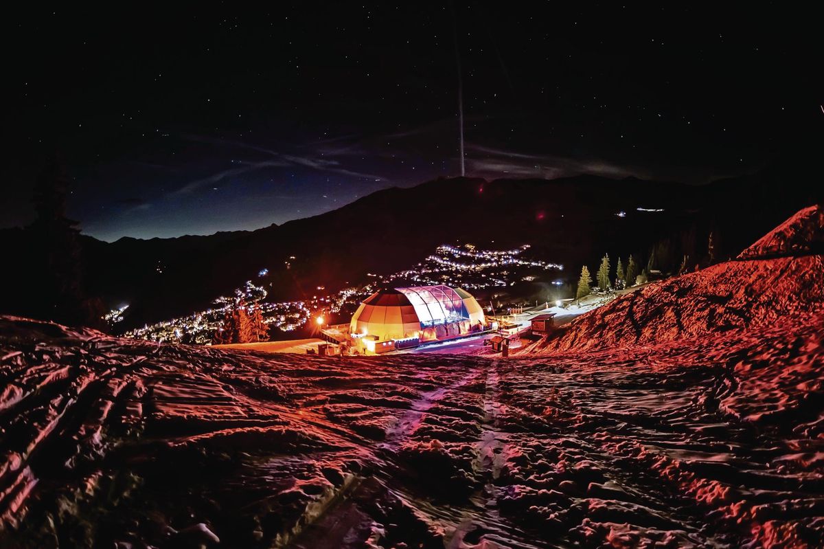 Dans la neige, au-dessus de Verbier (VS): le Polaris Festival avec sa tente ronde.