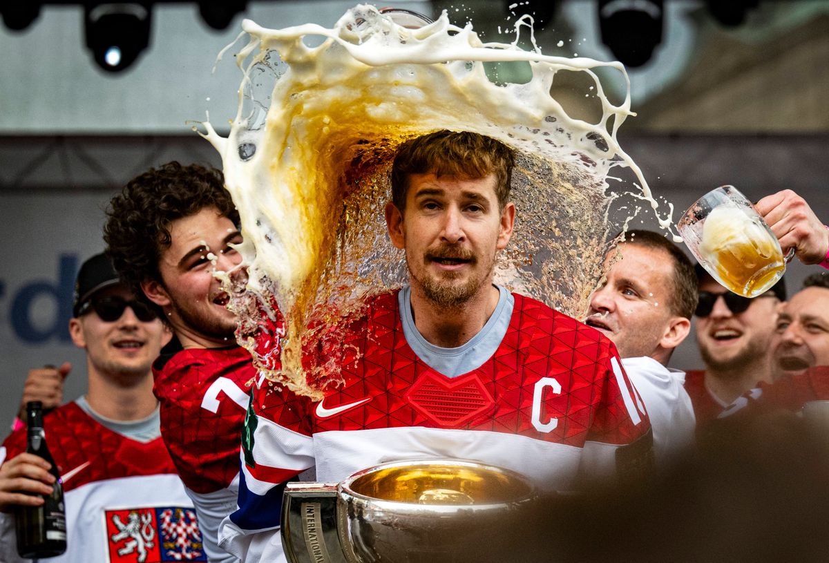 Roman Cervenka, capitaine tchèque et joueur de Rapperswil, est arrosé de bière lors des célébrations à Prague. Son pays a remporté le Championnat du monde de hockey sur glace, à domicile, face à la Suisse. 