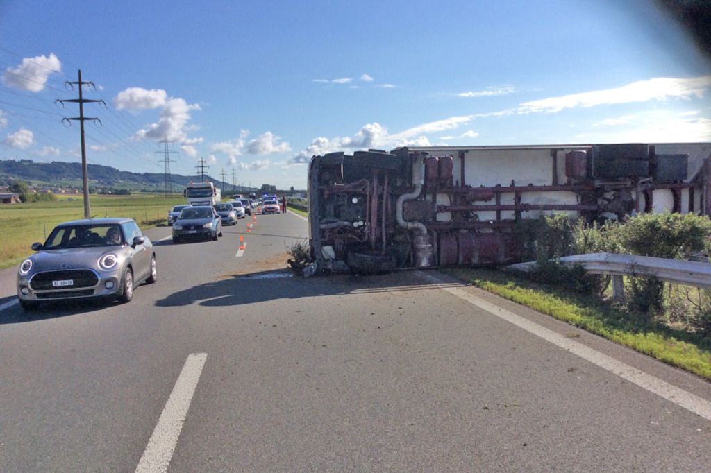 Un camion se renverse sur l'autoroute A1