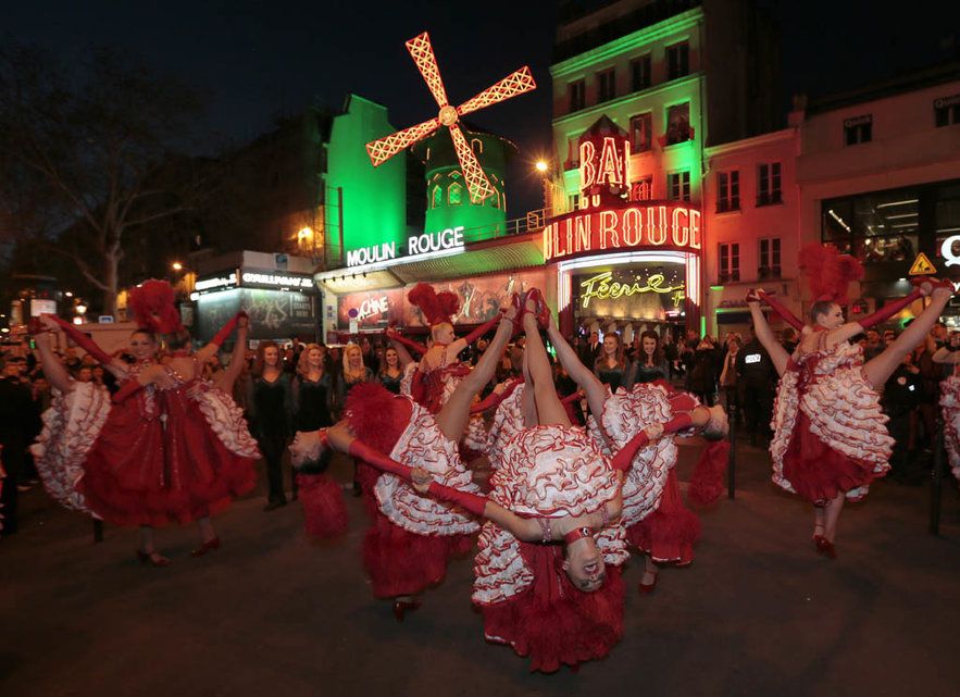 Les danseuses devant le Moulin Rouge en mars dernier à l'occasion de la St-Patrick. 