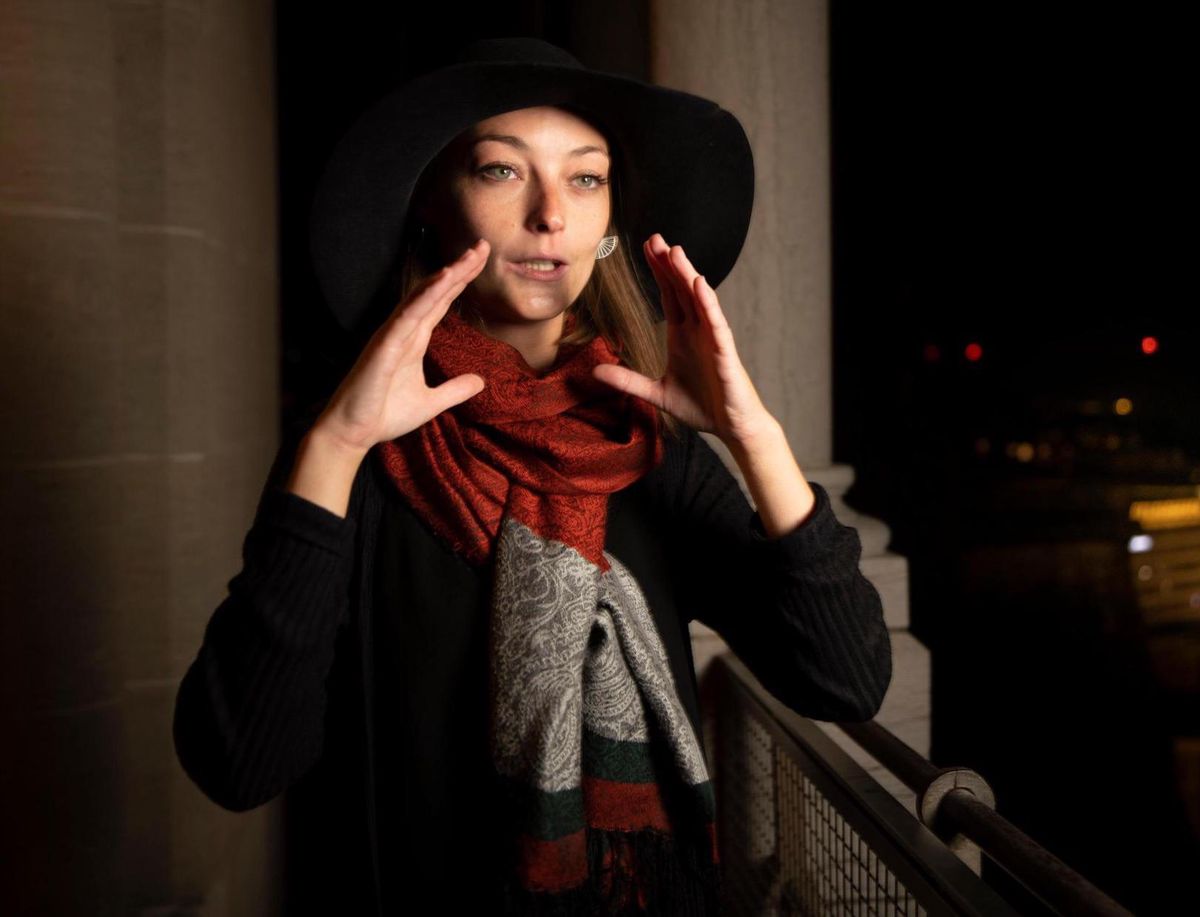 Même émue lors de ses premières criées, Cassandre Berdoz a provoqué de l’écho. Sa voix porte au loin.
