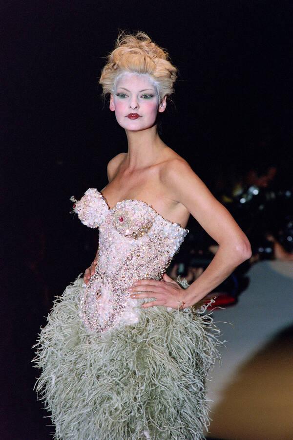 Linda Evangelista habillée en Westwood, lors d’un défilé dans la cour du Louvre en 1995.
