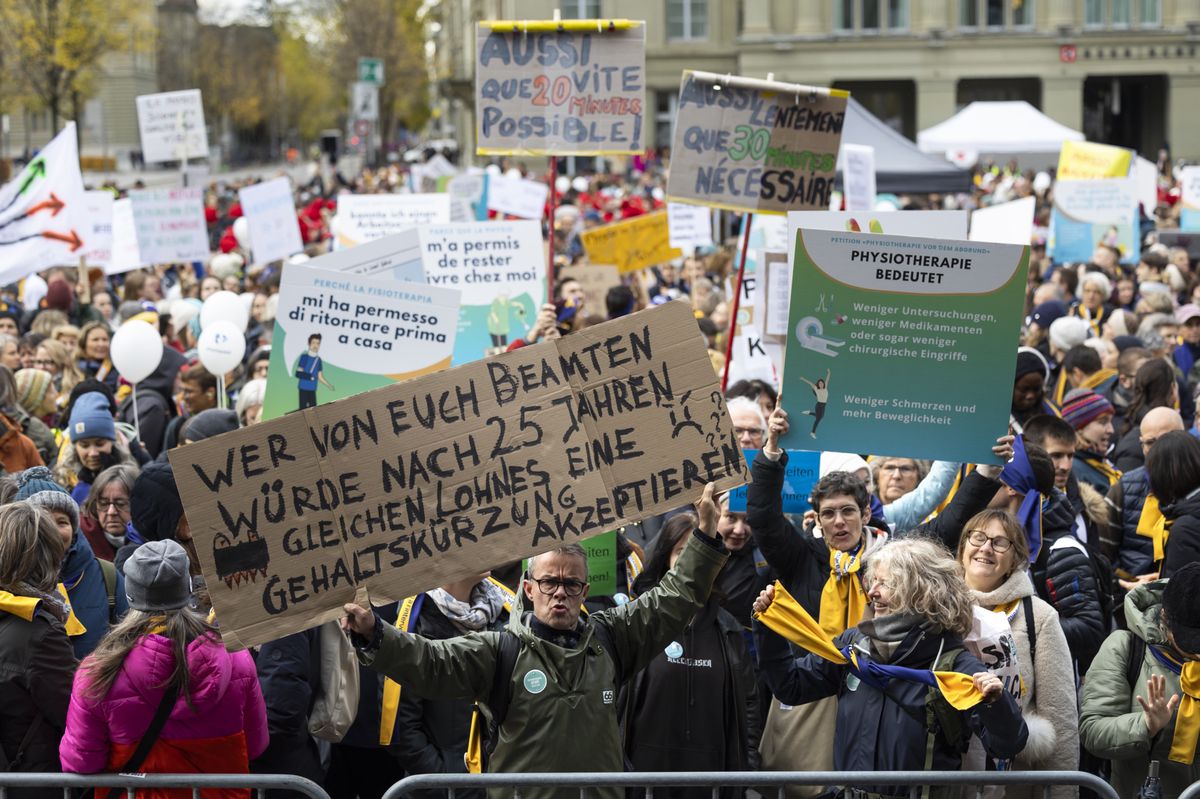 Mehrere Tausend Personen protestieren gegen den Vorschlag des Bundesrates, den Tarif fuer die Physiotherapie zu kuerzen, bei einer Kundgebung der Physiotherapeutinnen und Physiotherapeuten, am Freitag, 17. November 2023, auf dem Bundesplatz in Bern. (KEYSTONE/Peter Klaunzer)