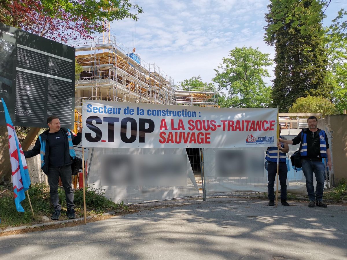 Le syndicat SIT dénonce les pratiques frauduleuses d’une entreprise active dans la construction à Genève, ce jeudi, à Onex.