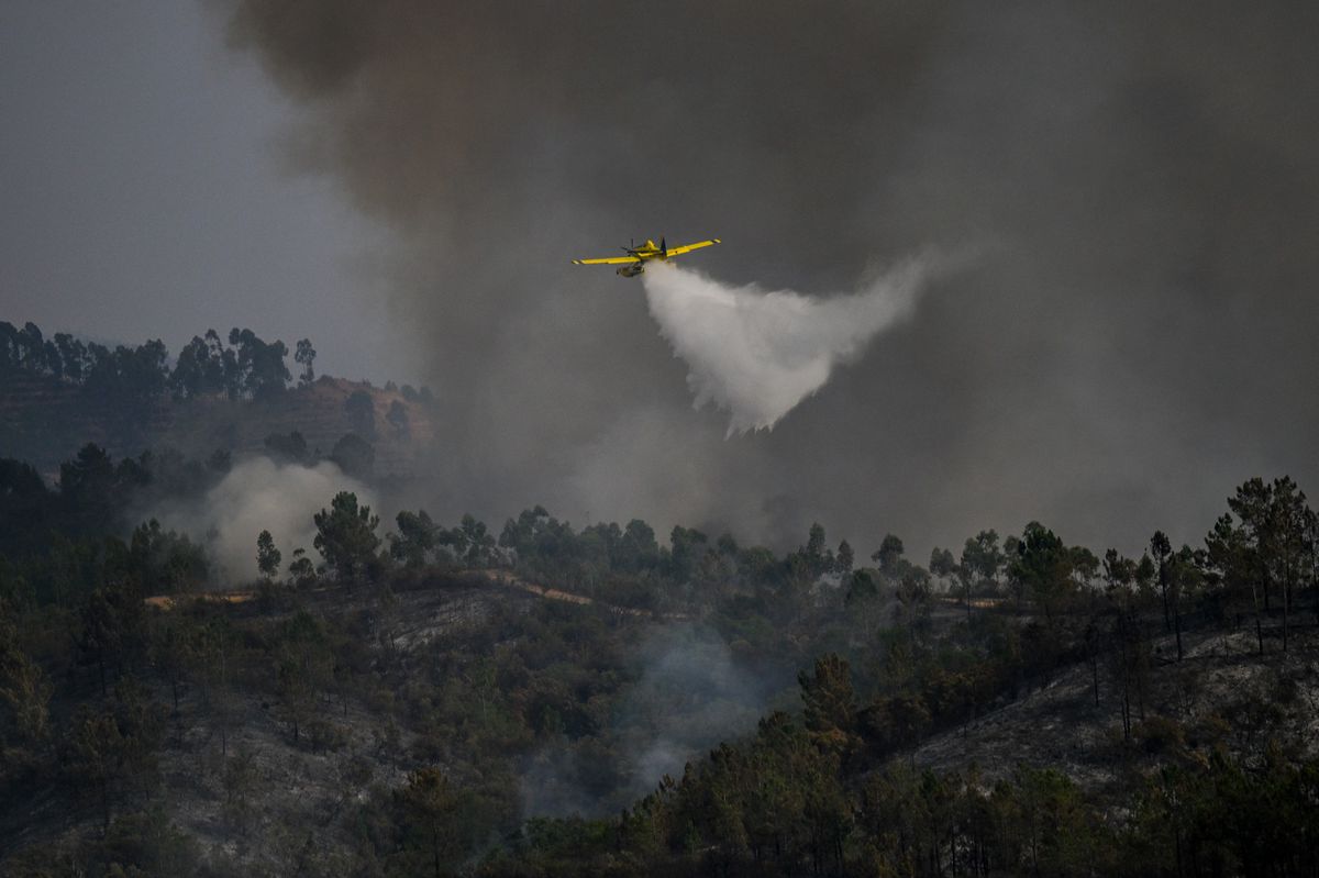 Le Portugal fait face à des incendies cet été, mais grâce aux mesures prises par les autorités, leur nombre a baissé de moitié depuis 2018. Ici un aéronef luttant contre un feu à Odeceixe, le 8 août 2023. 