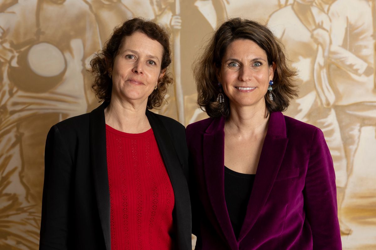 La nouvelle candidate du PS Joelle Bertossa, la conseillere administrative de la ville de Geneve Christina Kitsos, lorsque le Parti socialiste de la ville de Geneve elit ses futures candidat au Conseil Administratif de la ville de Geneve, le mardi 7 mai 2024, a la Maison Internationale des Associations a Geneve (Bastien Gallay / Tamedia)