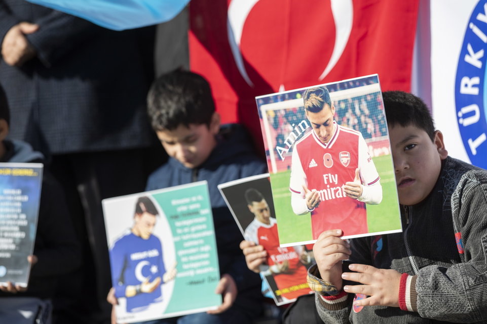 Türkische und uigurische Demonstranten hielten Bilder des Spielers in die Luft. 
