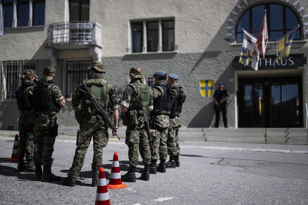 Démonstration des dispositions de sécurité après une conférence de presse de la police et de l’armée avant la réunion annuelle du Forum économique mondial (WEF), à Davos, le 20 mai 2022.