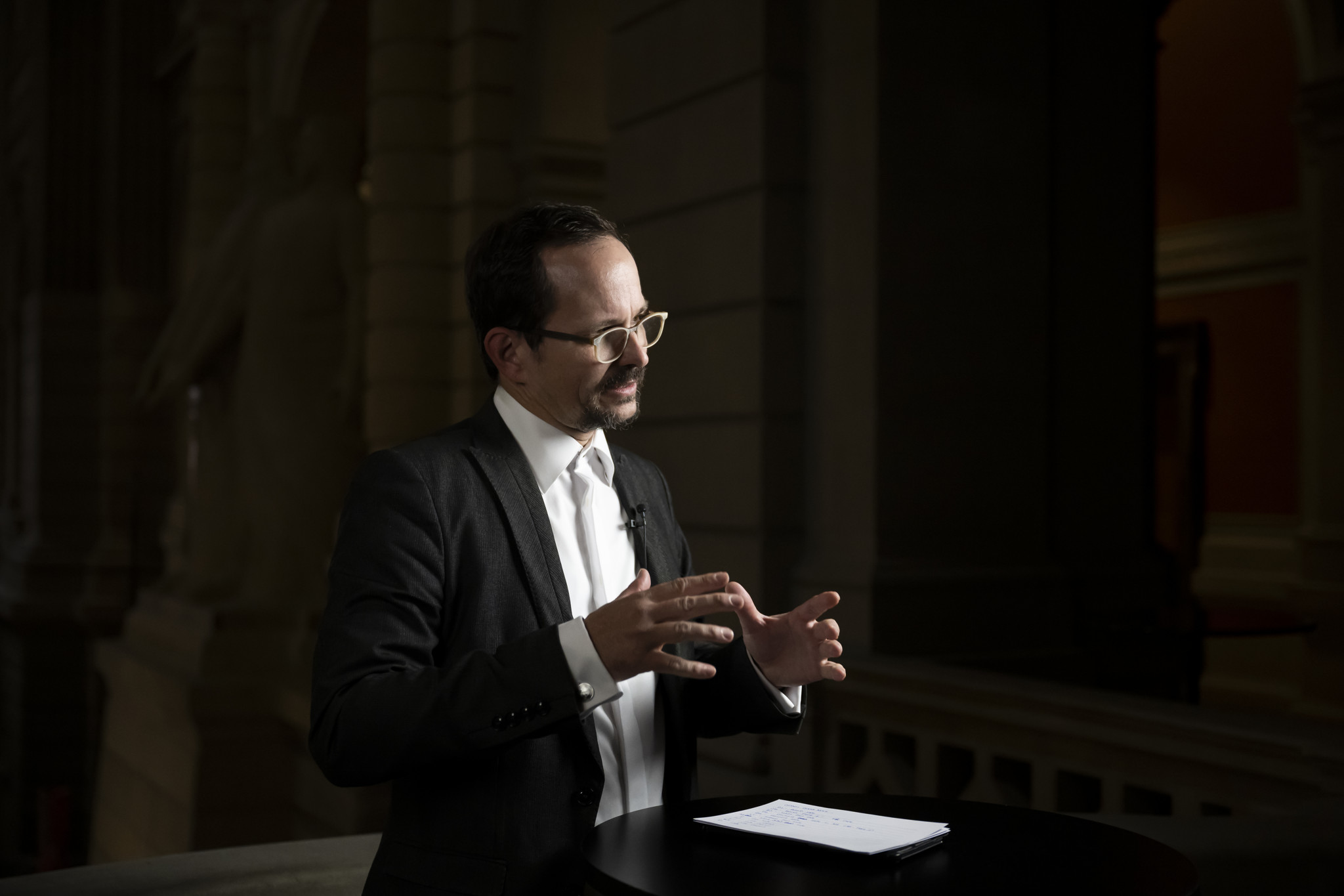Balthasar Glaettli, Parteipraesident Gruene Schweiz und Nationalrat GP-ZH, gibt ein Interview, am Wahltag der Eidgenoessischen Parlamentswahlen, am Sonntag, 22. Oktober 2023, im Bundeshaus, in Bern. Die Schweizer Buergerinnen und Buerger waehlen das Bundesparlament mit den beiden Kammern Nationalrat und Staenderat. (KEYSTONE/Anthony Anex)