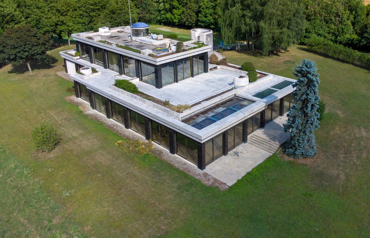 Accessible par un tunnel privatif, la villa La Châtelaine est bâtie sur une parcelle de 46000 m² sans le moindre voisin, entre le village de Gletterens et le lac.