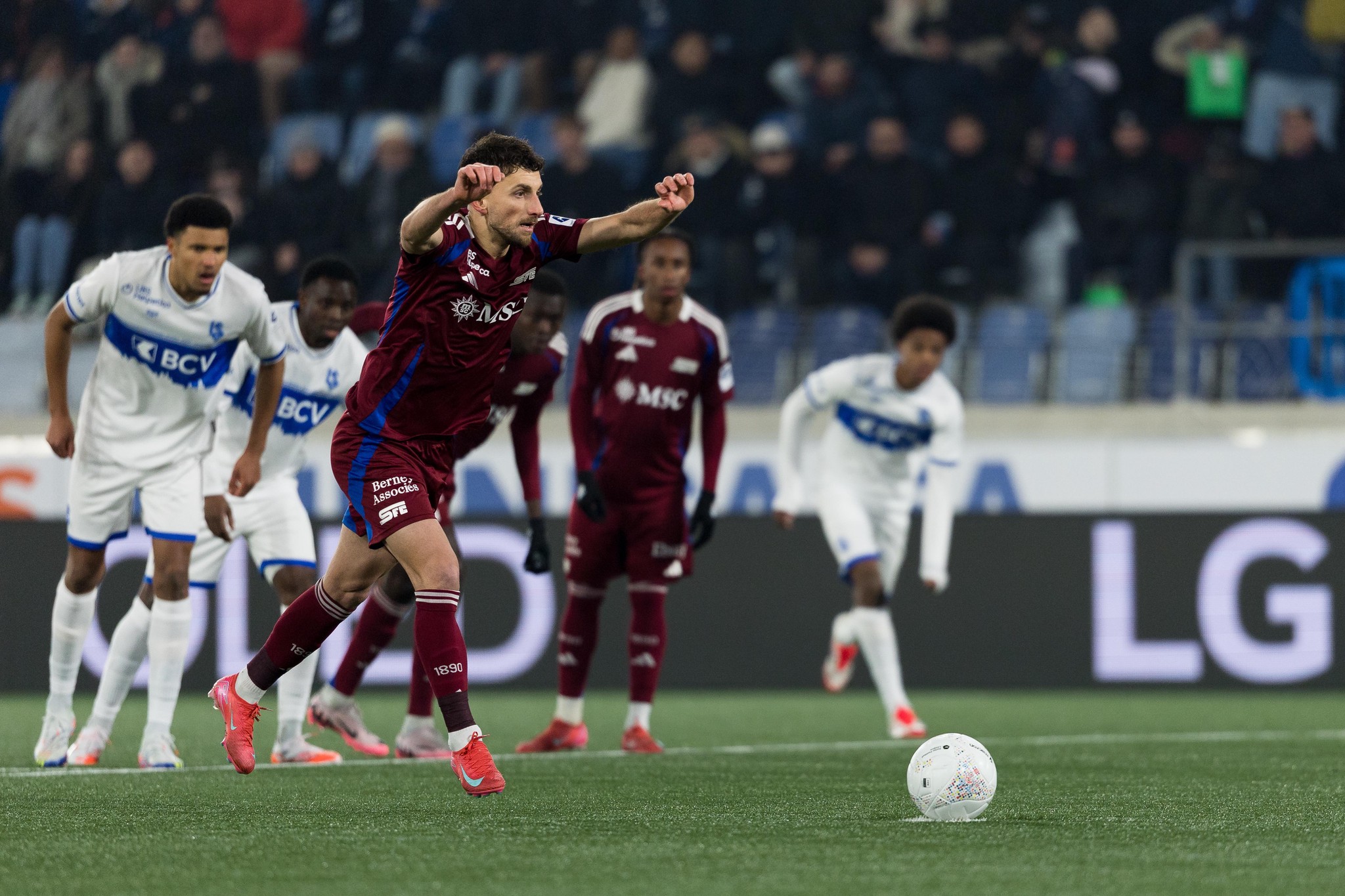 Miroslav Stevanovic du Servette FC tire un penalty contre le FC Lausanne-Sport lors du match de Super League au Stade de la Tuiliere, le 1ᵉʳ mars 2025.