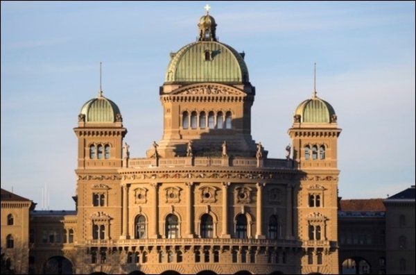 La Berne fédérale continuera à aider d'anciens pays communistes. La Berne fédérale continuera à aider d'anciens pays communistes.