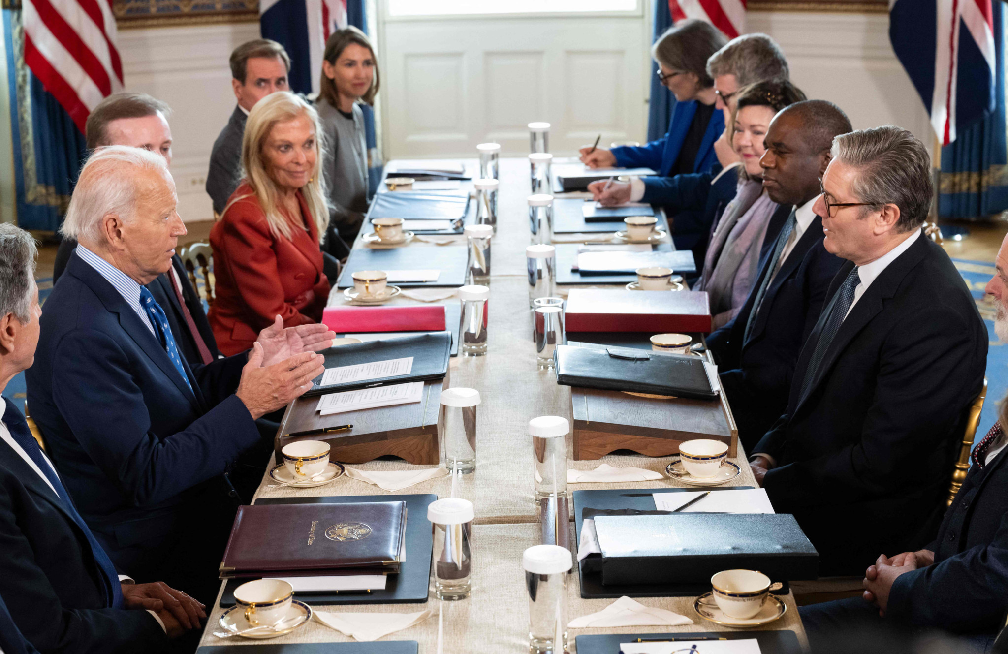 Le président américain Joe Biden (gauche) et le Premier ministre britannique Keir Starmer (droite) lors d'une réunion bilatérale dans la salle bleue de la Maison-Blanche à Washington, DC, le 13 septembre 2024, entourés de leurs équipes respectives.