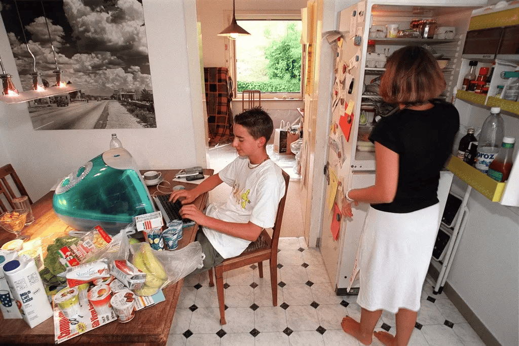 À l’époque où les Skyblogs envahissent les foyers, l’ordinateur se partageait encore entre les membres d’une famille.