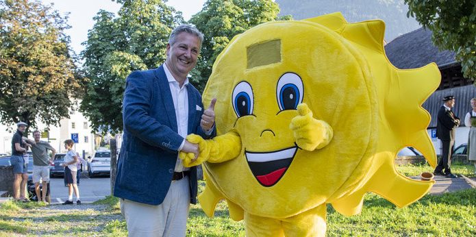 Der Praesident der SVP Schweiz, Marco Chiesa posiert mit dem SVP Suenneli, anlaesslich der Nominationsversammlung fuer die Nidwaldner Nationalratskandidatur am Freitag, 18. August 2023 auf dem Landsgemeindeplatz in Oberdorf im Kanton Nidwalden. (KEYSTONE/Urs Flueeler)