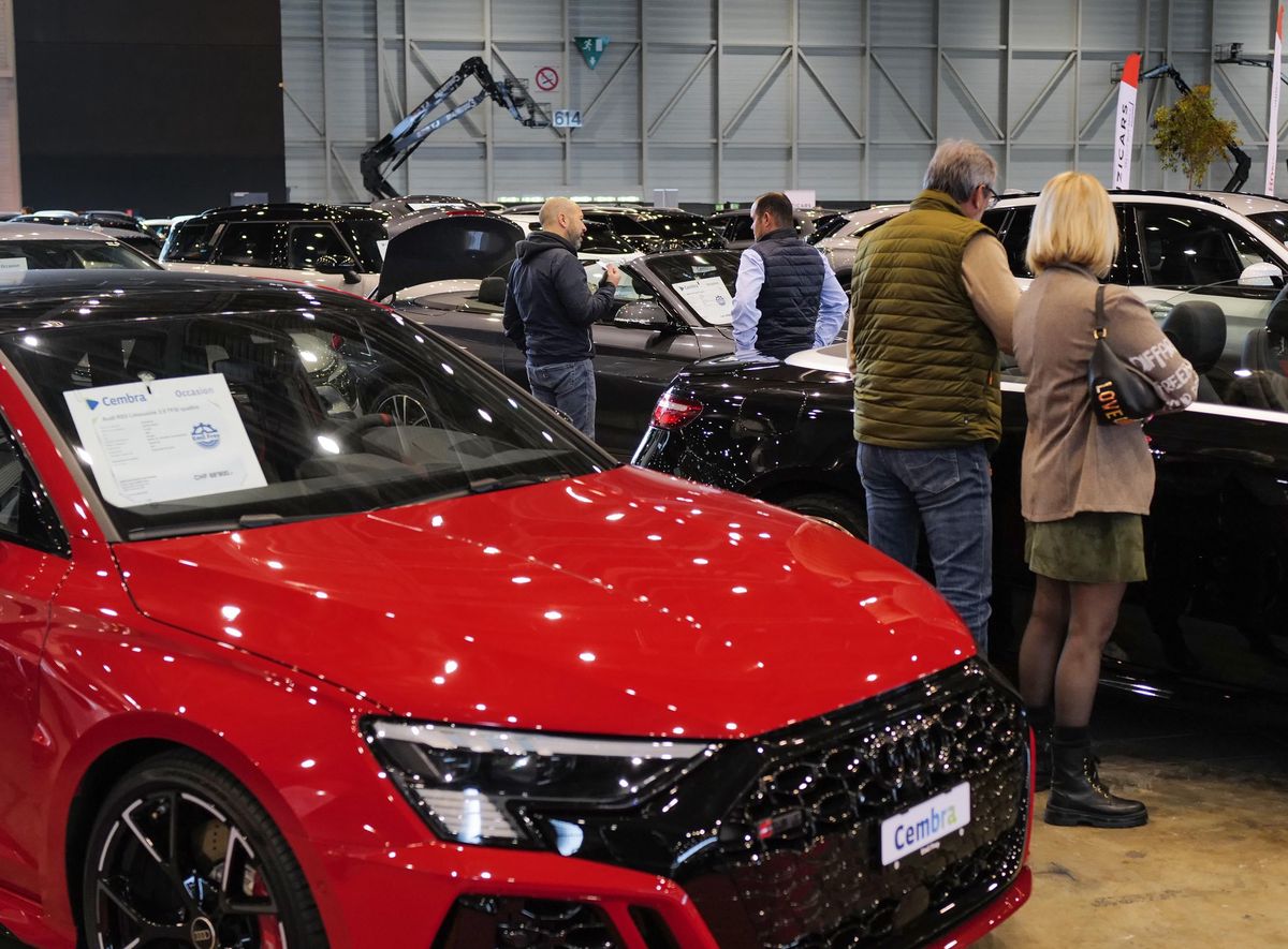 Genève 08-11-2024Automnales , ou se mélange les épices, les vélos, les bateaux , le plus grand salon de la voiture d'occasion , ainsi que quelques casseroles.Ici la partie réservée aux voiture d'occasions.