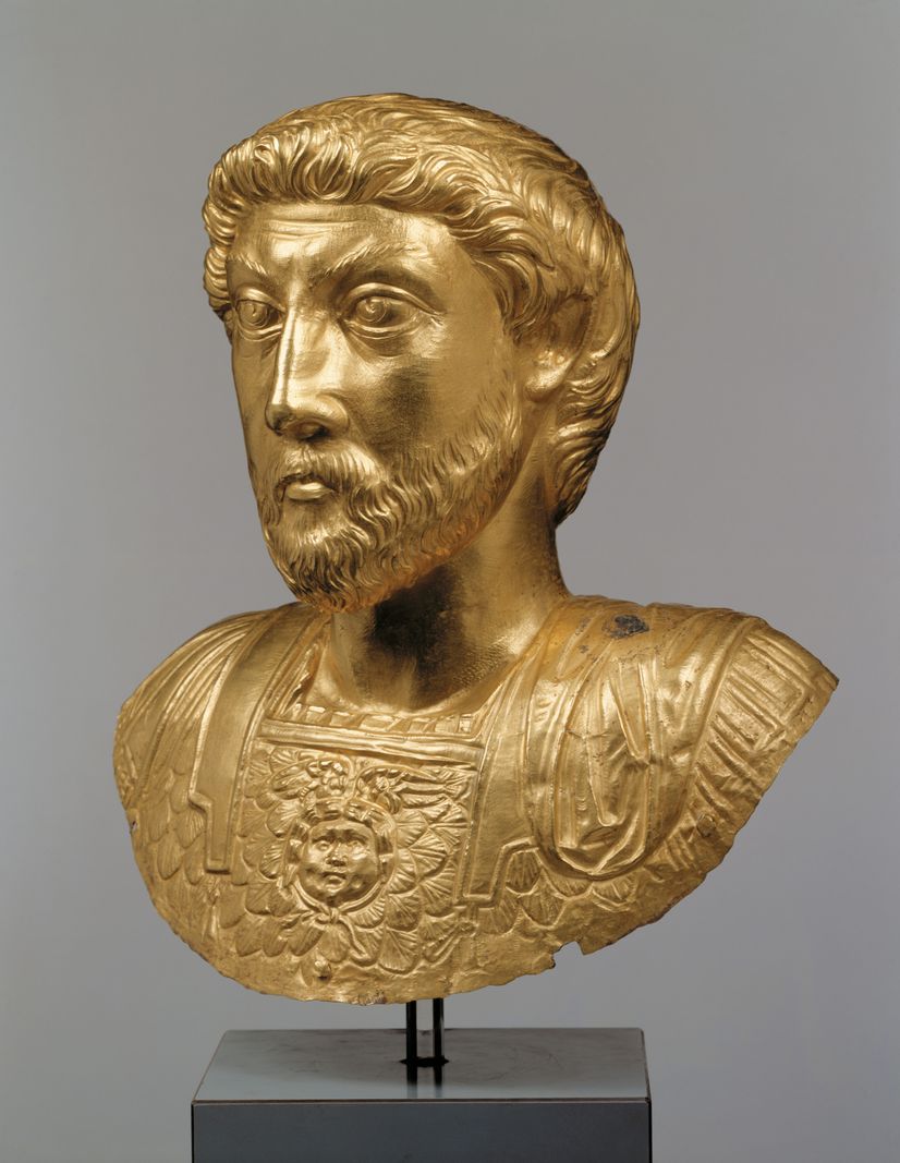 En raison de sa valeur inestimable et des normes de sécurité, l’original avenchois fait l’objet de rarissimes expositions au public. En gagnent la prestigieuse collection américaine, quelques mois, le buste côtoie les œuvres d’art antiques les plus célèbres.
