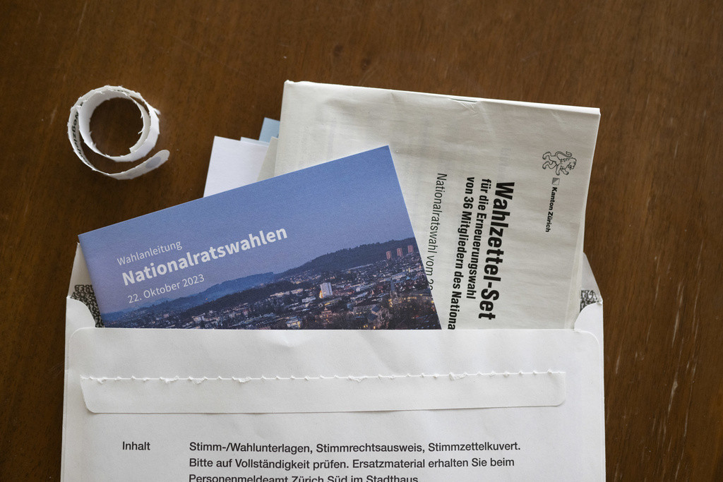 Das Wahlzettel-Set und die Wahlanleitung fuer die Erneuerungswahl des Nationalrates vom 22. Oktober 2023, fotografiert am Samstag, 30. September 2023 in Zuerich. (KEYSTONE/Christian Beutler)..