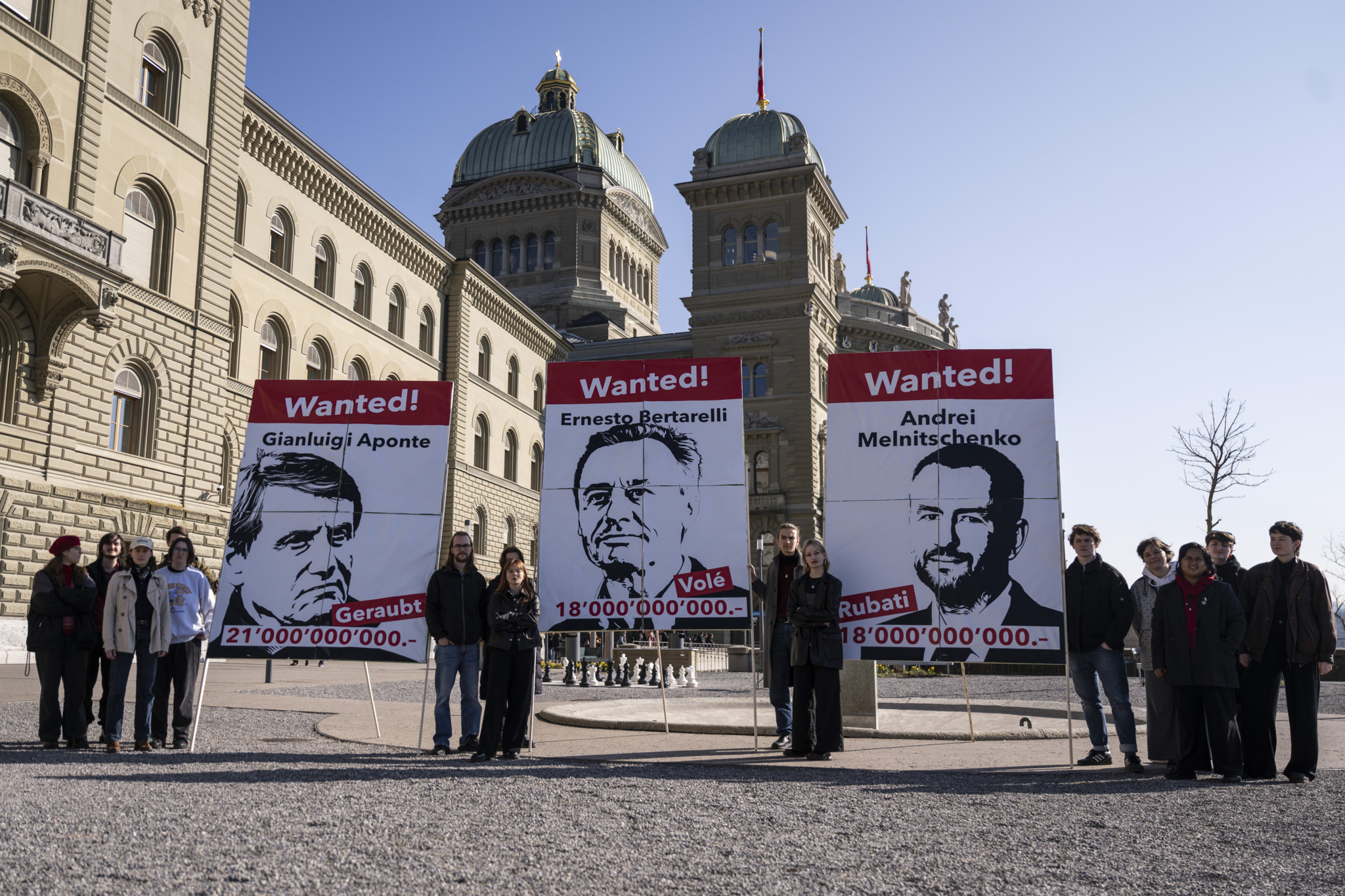 Aktivistinnen der JUSO präsentieren auf der Bundesterrasse in Bern grosse Plakate von wohlhabenden Schweizer Erben im Rahmen ihrer Initiative für eine Erbschaftssteuer ab 50 Millionen Franken.