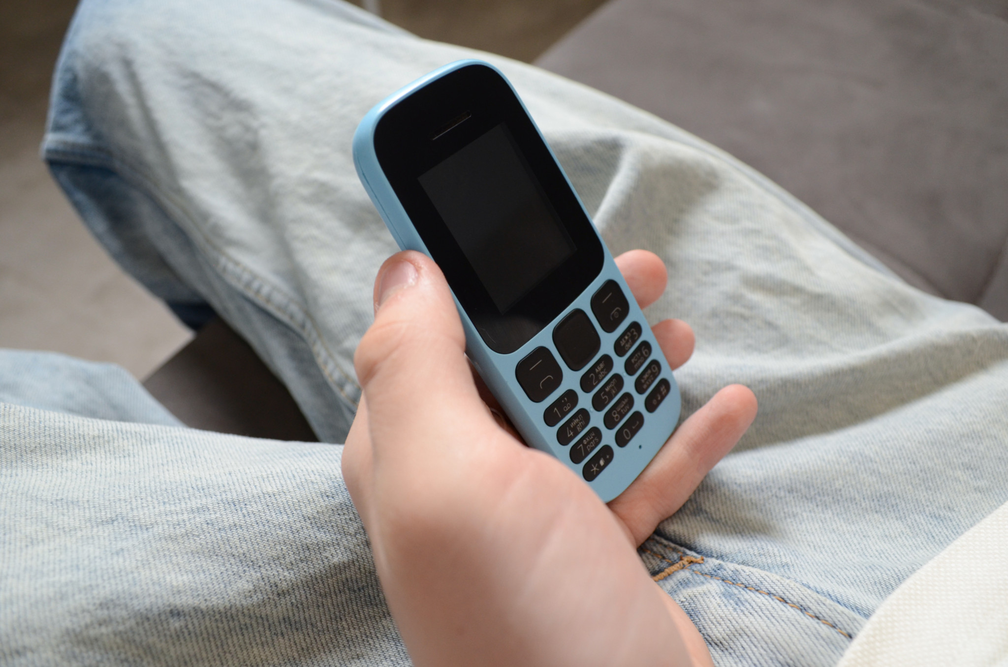 Jugendliche und Smartphones: Warum der 15-jährige Louis sein Smartphone gegen ein Tastenhandy umtauschte