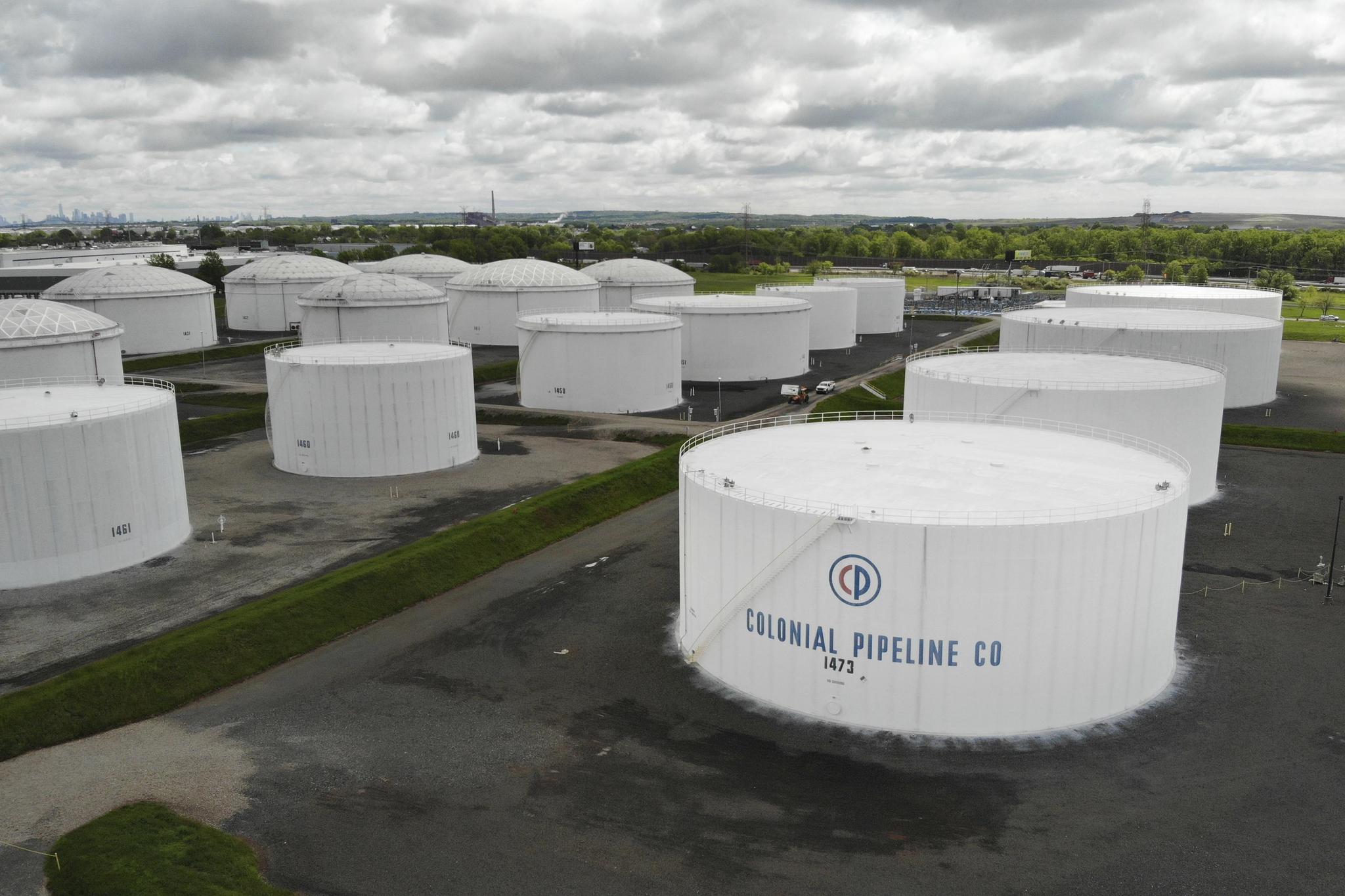 Des réservoirs de Colonial Pipeline aux portes de New York. Leur approvisionnement a été sévèrement affecté par le blocage d’un oléoduc, suite à une cyberattaque vendredi.