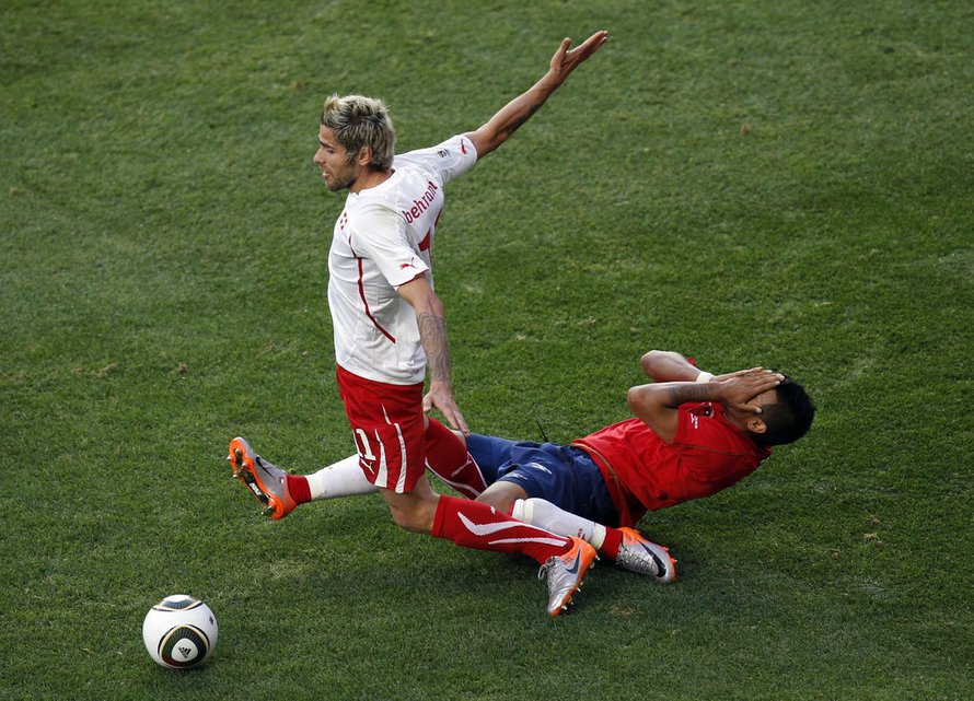 Bei der WM sah Valon Behrami im Spiel gegen Chile die rote Karte. Vielleicht sieht der 25-Jährige bald Königsblau, nachdem West Ham in dieser Woche drei Spieler verpflichtet hat. Einer Meldung von «sportal.ch» zufolge soll der Tessiner bei Schalke 04 und dem HSV im Gespräch sein. Allerdings ist der Mittelfeldspieler kein Schnäppchen. West Ham United will acht Millionen Euro Ablösesumme kassieren. Bei dieser Summe scheint eine Einigung eher unrealistisch.