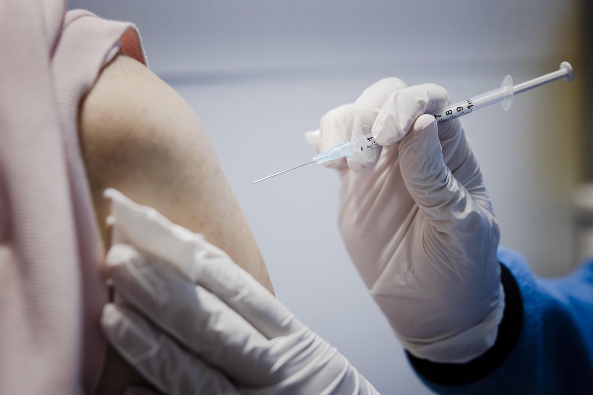 Une infirmière administre une troisième dose de vaccin Covid-19 à un homme dans un centre de vaccination à Zurich, le 11 novembre 2021.