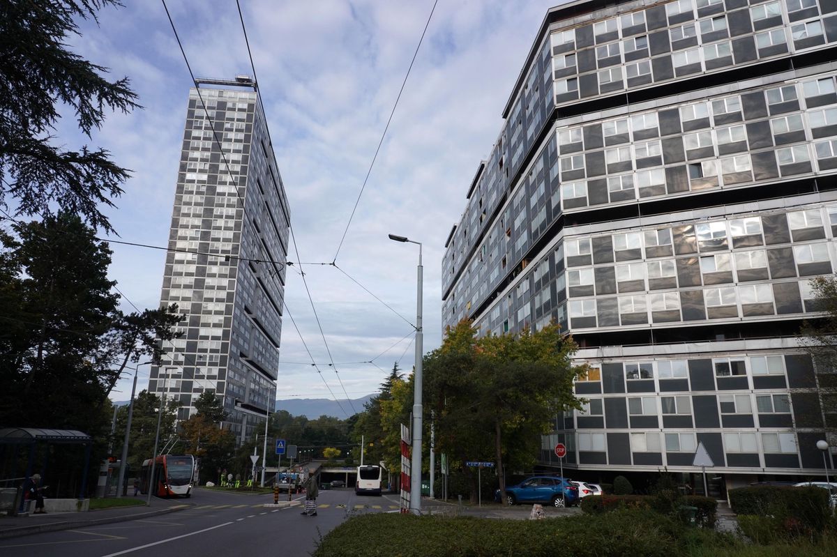 Vue des immeubles du quartier du Lignon à Vernier avec des bâtiments modernes et une route passante.