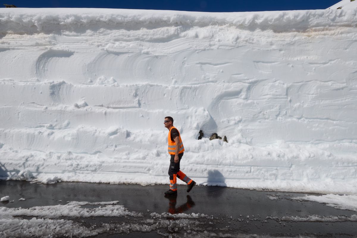 Bourg-Saint-Pierre, le 17 mai 2024. Reportage lors des travaux de déneigement du col du Grand-Saint-Bernard. La route est déjà prête sur une grosse moitié du tronçon côté suisse. Cette année, la couche de neige est spécialement haute, jusqu’à 13 m à l’hospice. Le col devrait être ouvert mi juin.   Photo Yvain Genevay / Le Matin Dimanche