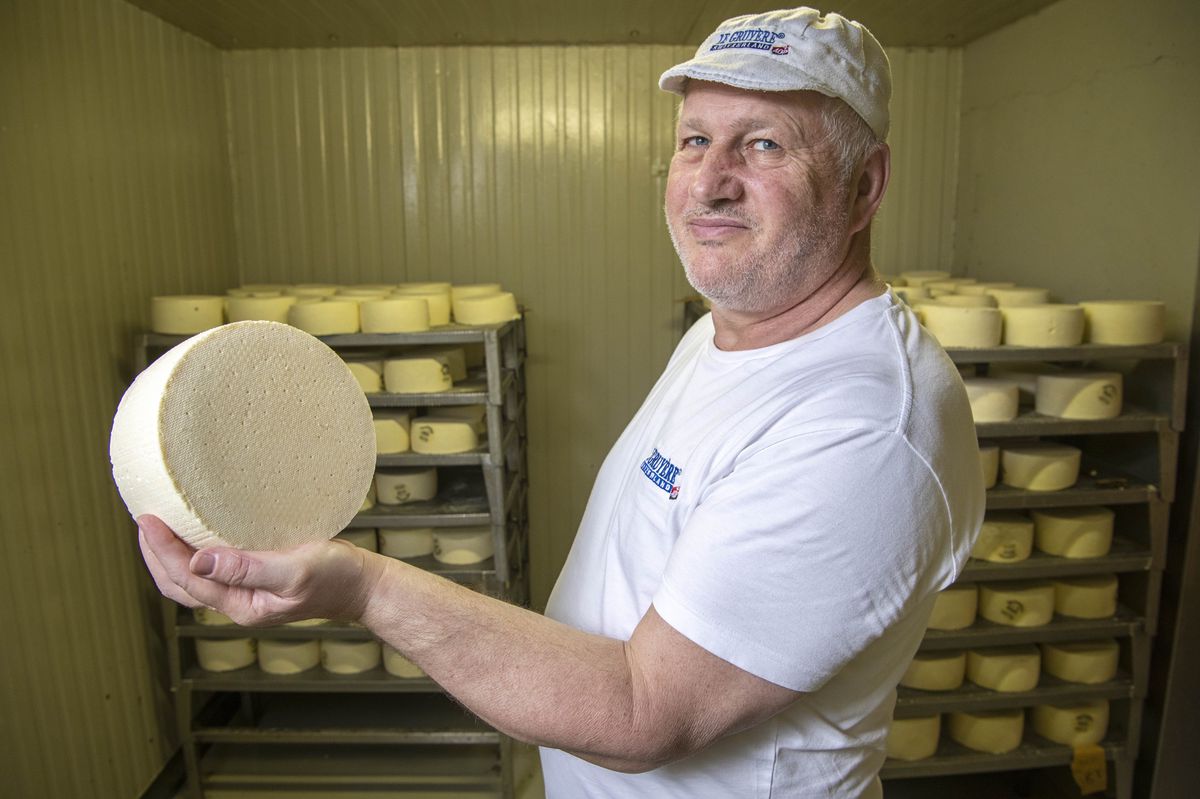 Didier Germain fabrique environ 25 tonnes de Bleuchâtel par année aux Ponts-de-Martel (NE)
