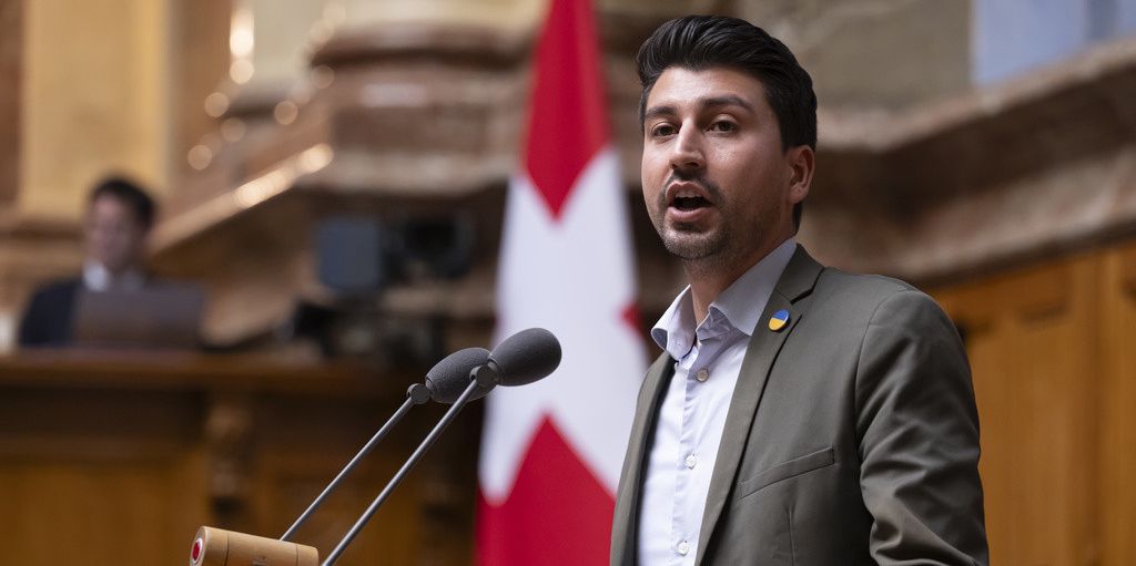 Fabian Molina, SP-ZH, spricht an der Ausserordentlichen Session "Zuwanderung und Asyl", waehrend der Herbstsession der Eidgenoessischen Raete, am Mittwoch, 27. September 2023 im Nationalrat in Bern. (KEYSTONE/Anthony Anex)