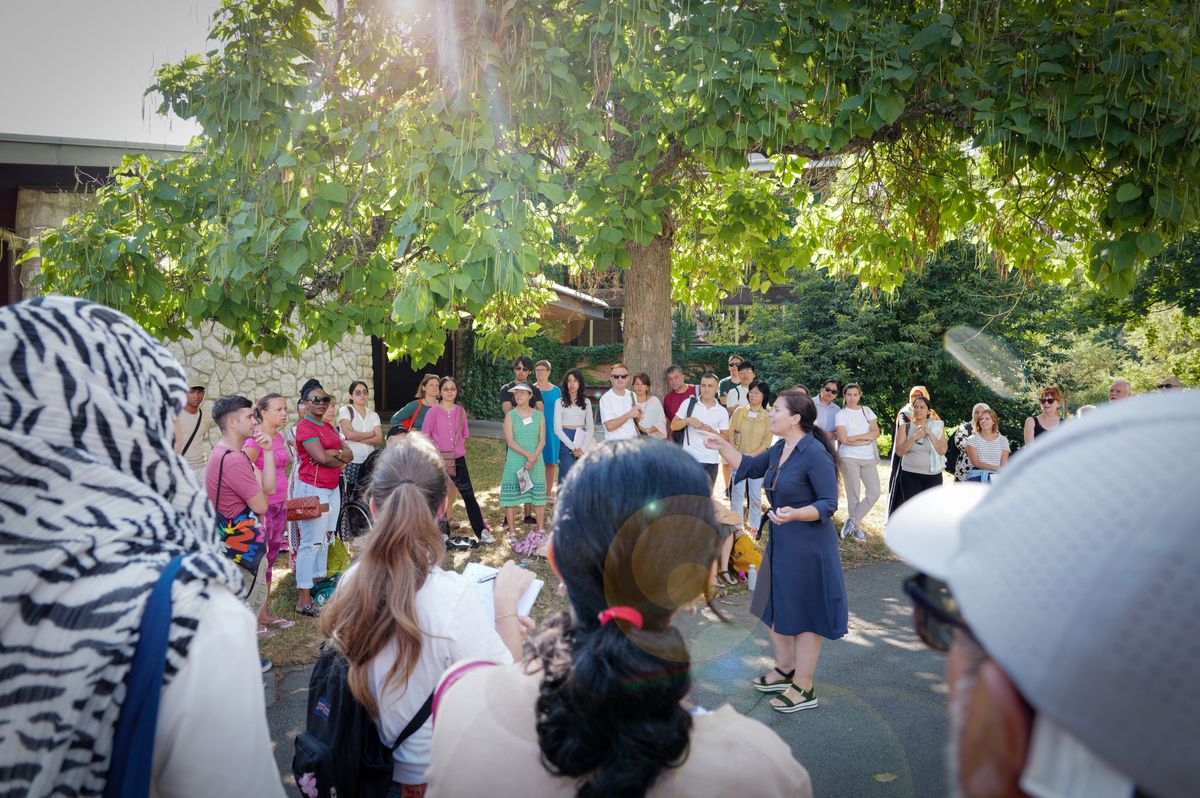 Genève, le 15 août 2024. Cours (gratuits) de base de Français pour adultes dans les parcs du canton de Genève. Ici à Geisendorf.