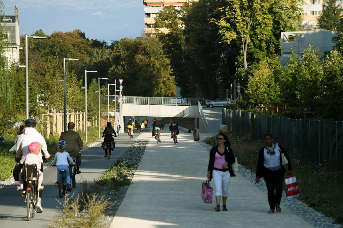 Genève, 12 septembre 2018. La voie verte le matin vers 8 h: il y a du monde et elle est bien fréquentée. Photo: LAURENT GUIRAUD/TAMEDIA.