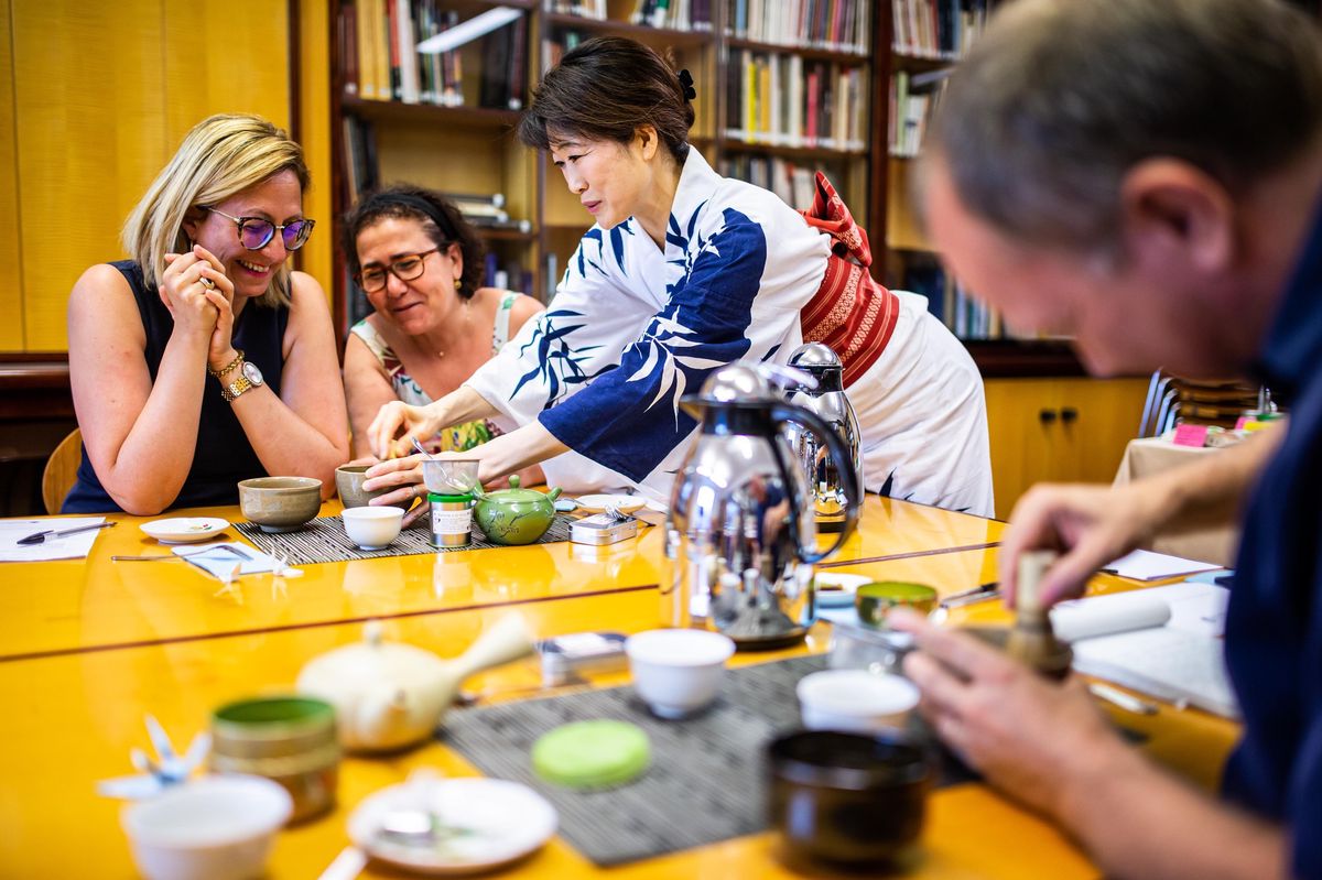 
Atelier autour des thés japonais sencha et match animé par Emiko Okamoto à la Fondation Baur. Ici avec Cinzia et Maria.  