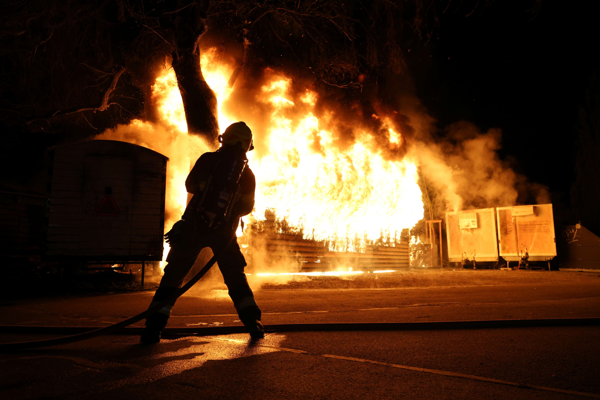 Grossaufgebot in der Nacht: Flammen in der Männerbadi Zug