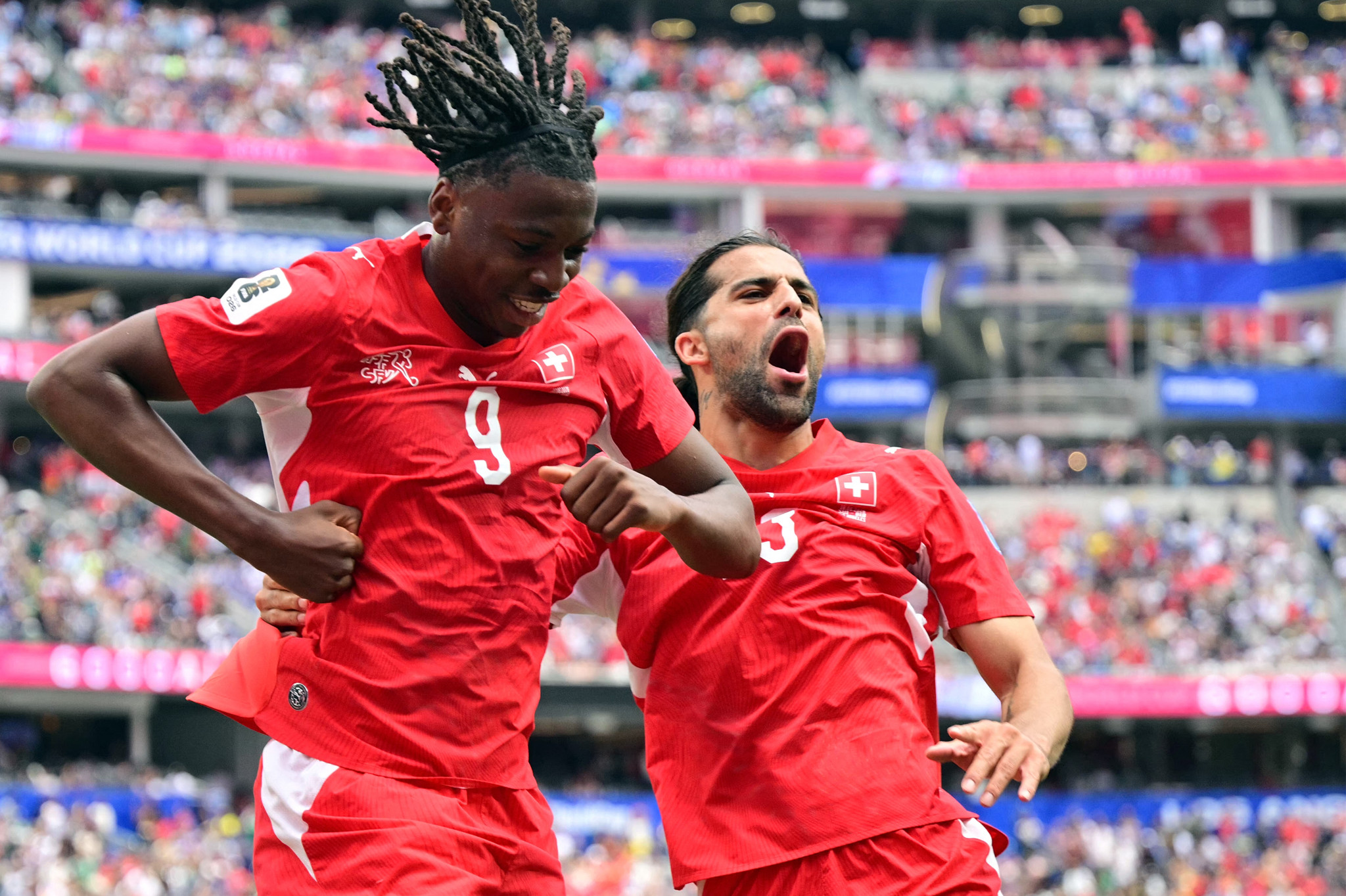 Johan Manzambi (#9) bejubelt sein Tor für die Schweiz gegen Bosnien-Herzegowina an der WM 2026 in Inglewood, Los Angeles. Johan Manzambi (#9) bejubelt sein Tor für die Schweiz gegen Bosnien-Herzegowina an der WM 2026 in Inglewood, Los Angeles.