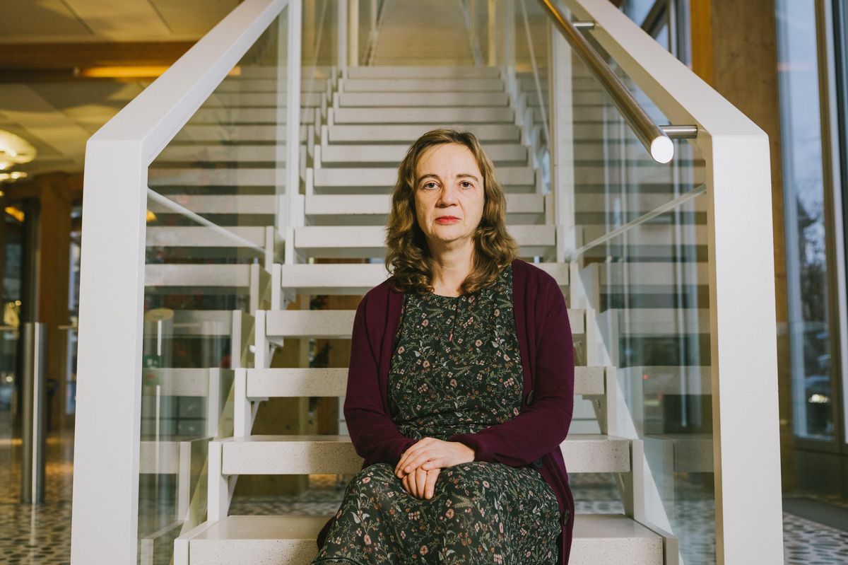 Monter les escaliers était devenu presque impossible pour Isabel Strassheim, qui a souffert du Covid long durant 9 mois et 8 jours. On la voit ici, dans les locaux de Tamedia à Zurich.