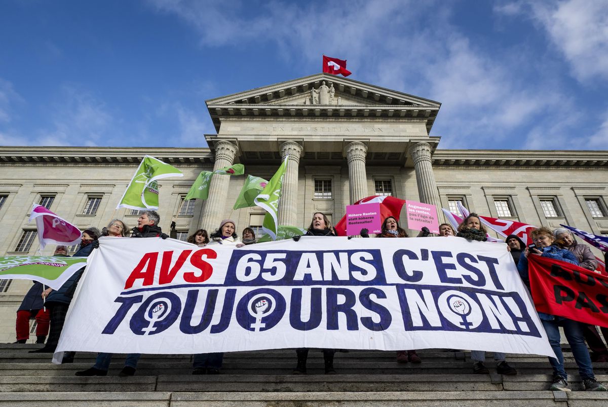 Des femmes manifestent devant le Tribunal fédéral à Lausanne avec des banderoles contre le relèvement de l’âge de la retraite à 65 ans.