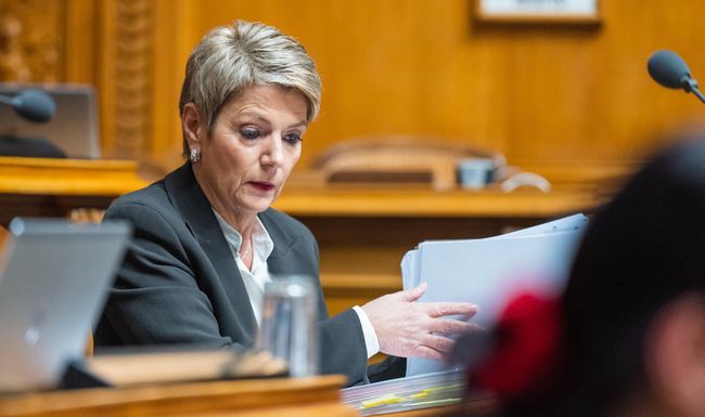 Karin Keller-Sutter verteidigte ihren Deal zur Rettung der Credit Suisse bis tief in die Nacht – am Ende allerdings erfolglos.