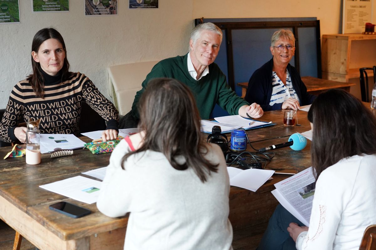 Conférence de presse de plusieurs associations qui s'opposent à la création du Skate parc des Grottes. afin de préserver les îlots de fraîcheur à Genève. (de gauche à droite) Alexandra Arbus, Jean Hertzschuch et Catherine Morel.