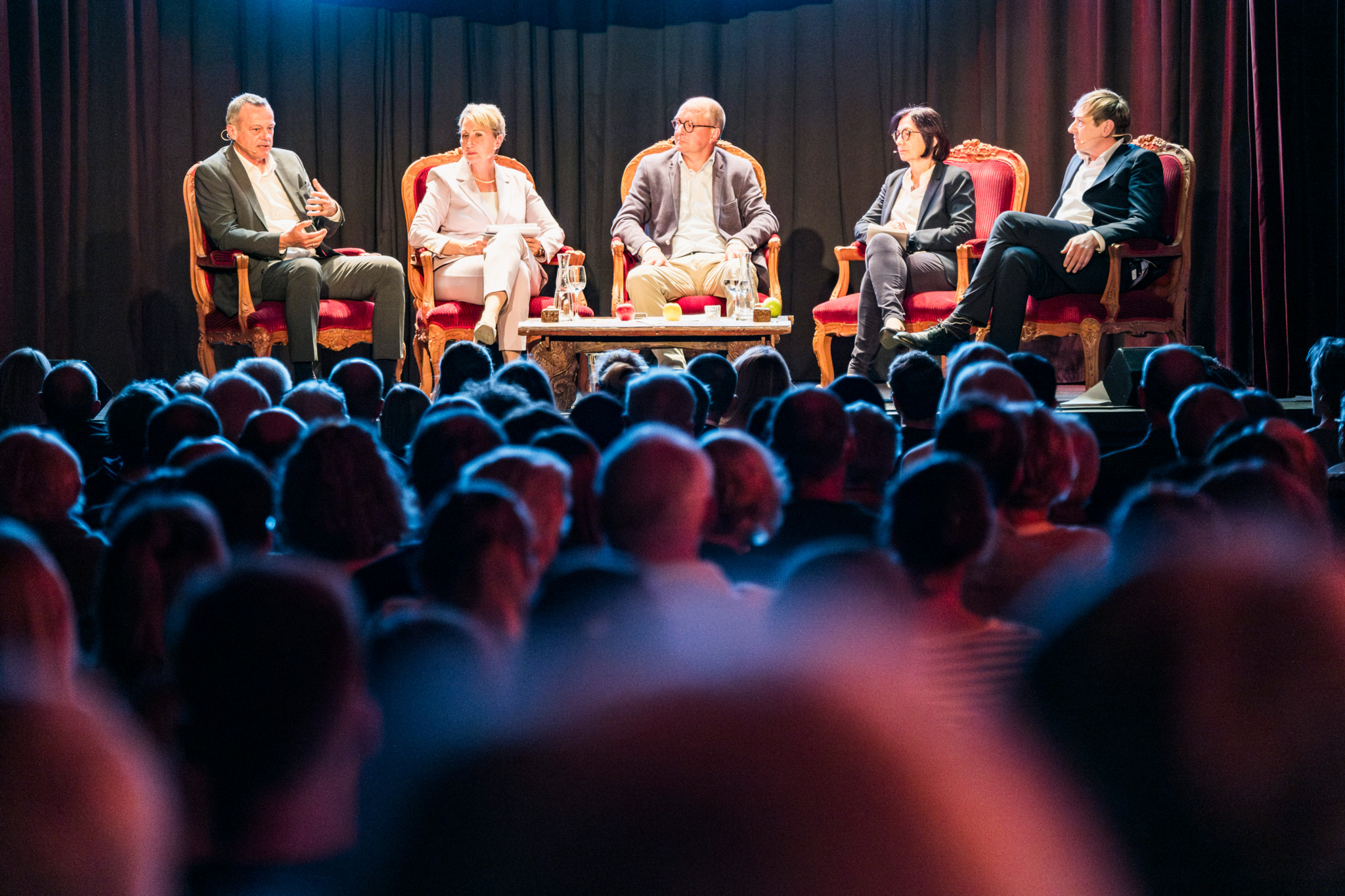 Berichterstattung zum Podium Krankenkassen im Kaufleuten mit Yvonne Gilli (Präsidentin der Ärztevereinigung FMH), Andrea Rytz (Direktorin der Schulthess-Klinik), Martin Landolt (Präsident des Krankenkassenverbandes), Stefan Meisterhans (Preisüberwacher) und Moderator Peter Burkhardt (Wirtschaftschef Tages-Anzeiger). 29.04.24
