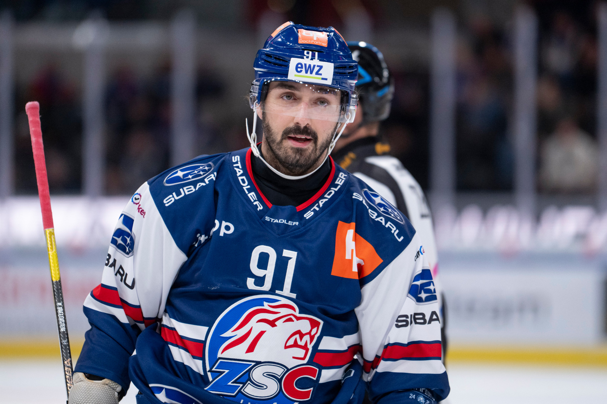 Denis Hollenstein (Nr. 91) von den ZSC Lions im Heimspiel der National League gegen den EHC Kloten, 30. September 2025.