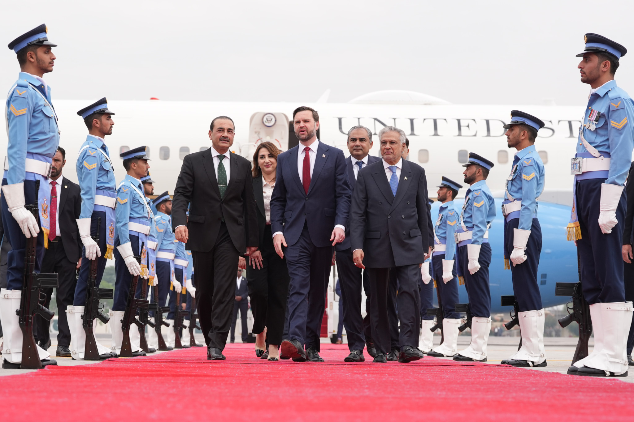 Le vice-président américain JD Vance marche sur un tapis rouge avec le maréchal Asim Munir et le ministre pakistanais Ishaq Dar à Islamabad.