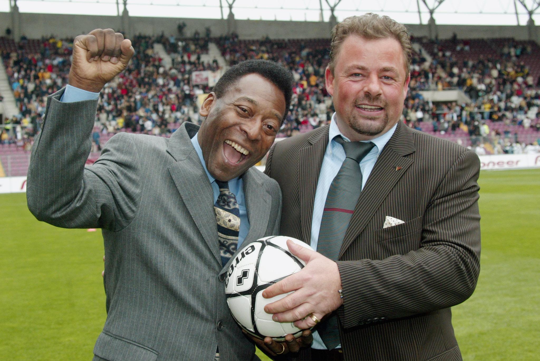 Pelé et Marc Roger souriants sur le terrain du Stade de Genève avant un match entre Servette FC et BSC Young Boys, 18 avril 2004.