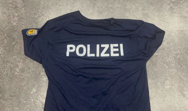 Dieses T-Shirt im Design der deutschen Polizei trug der Mann bei seiner Blaufahrt durch das Bermudadreieck. 
