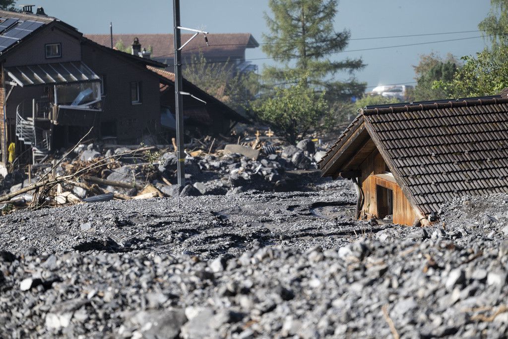Les intempéries ont causé un glissement de terrain qui a endommagé des bâtiments et des routes.