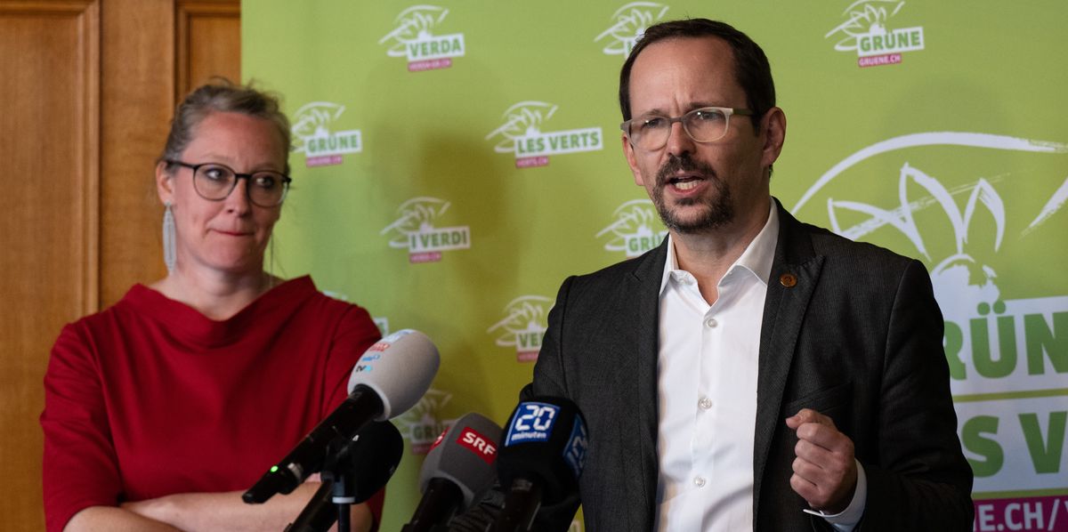 Nationalraetin Aline Trede, BE, links, und Nationalrat und Parteipraesident Balthasar Glaettli, ZH, von der Bundeshausfraktion der Gruenen Partei Schweiz, aeussern sich an einer Pressekonferenz zur Bundesratskandidatur fuer die Nachfolge von Ueli Maurer, am Dienstag, 18. Oktober 2022, in Bern. Die Gruene Partei wird keinen Kandiaten stellen. (KEYSTONE/Peter Schneider)