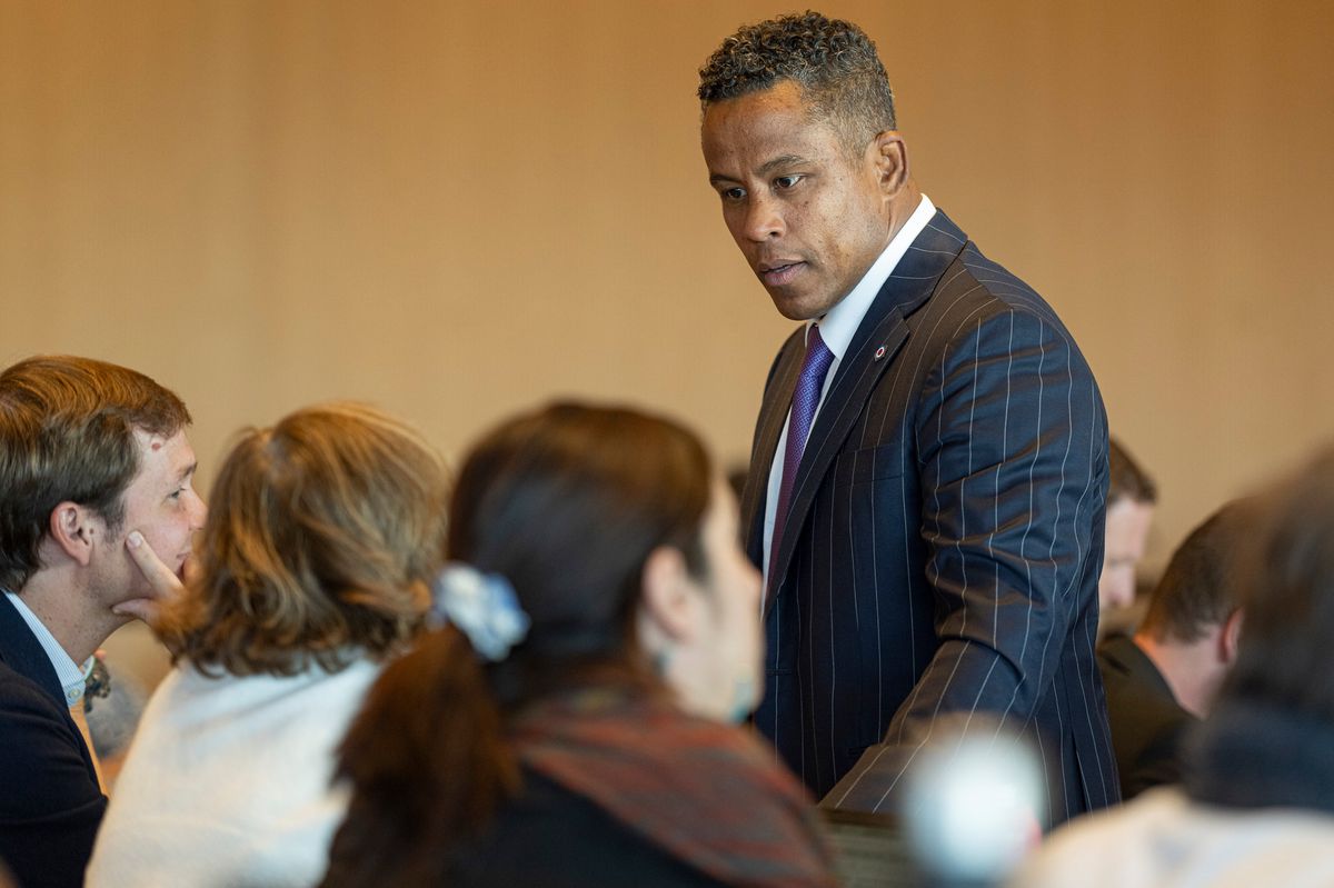 Sergei Aschwanden (PLR) au Grand Conseil vaudois, s'adressant à des collègues, mardi 26 septembre 2023.