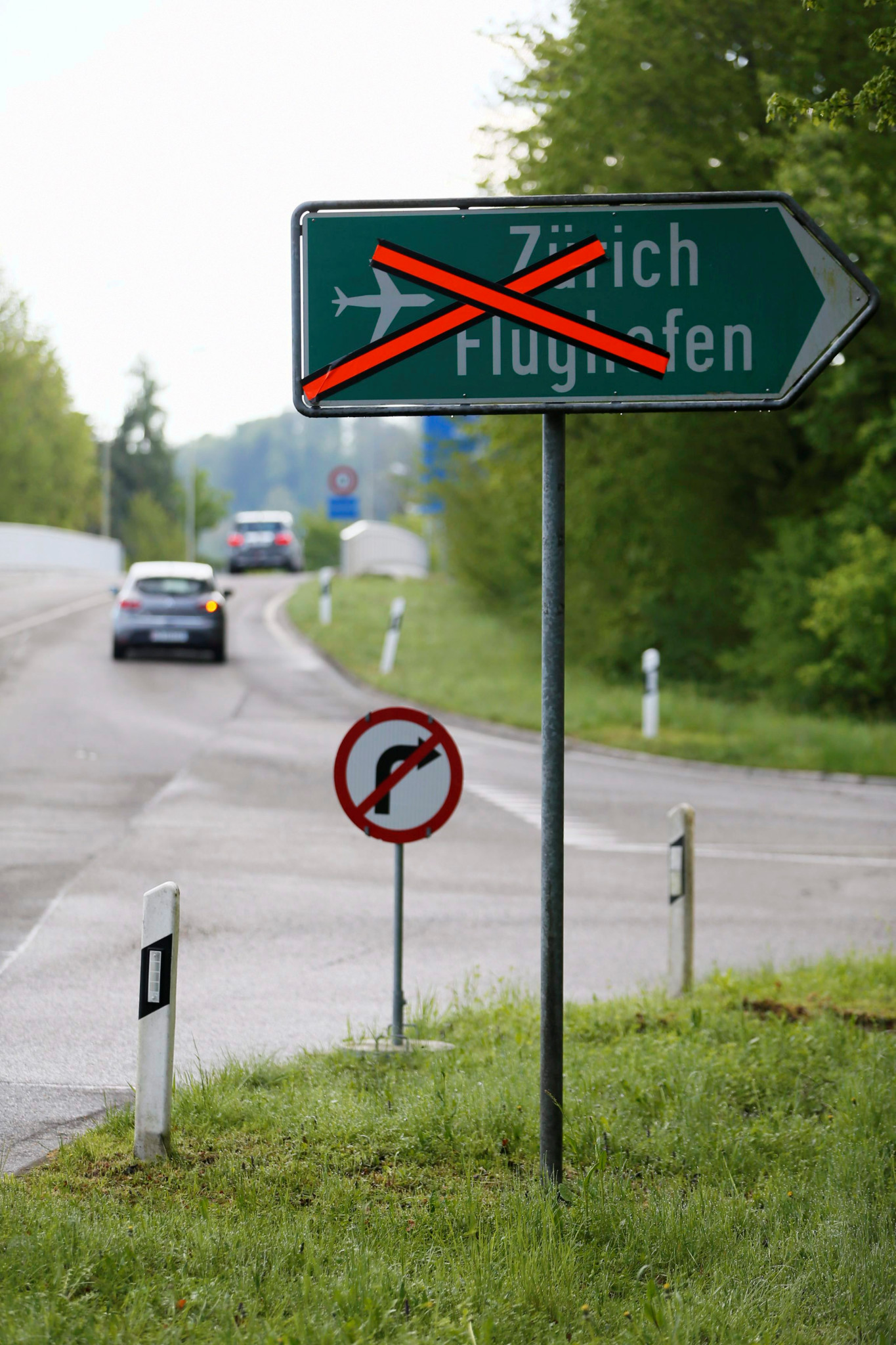 Strassenschild Mit Kreuz